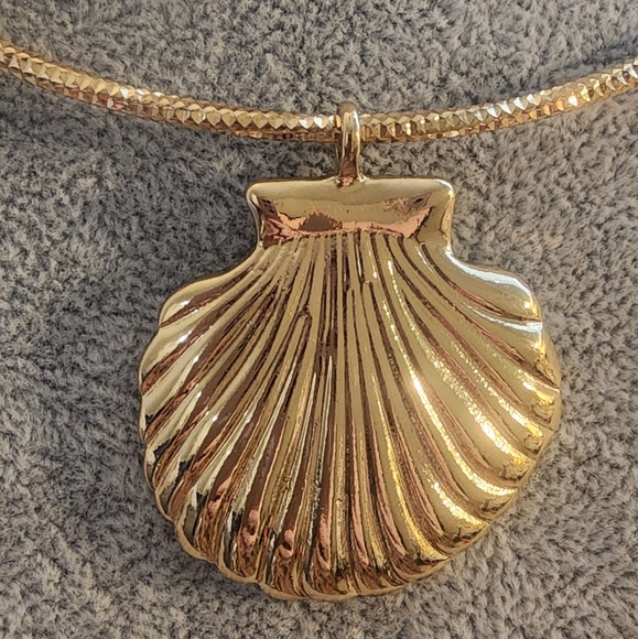 Elegant Gold Tone Shell Pendant Necklace - Picture 2 of 6